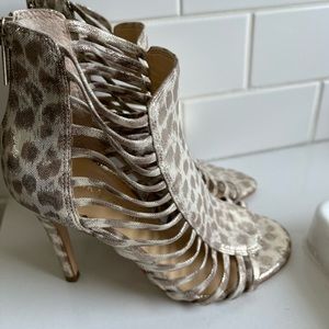 Ivanka Trump platinum/goldish/ Tuape heel pumps size 5